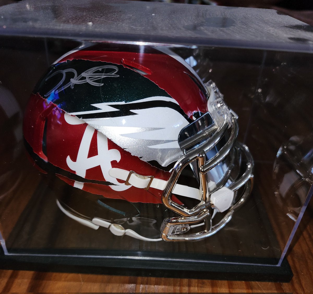 Yes Sir! Want to welcome this beauty to my fan cave. It is stunning they did a wonderful job on my new @JalenHurts helmet and I love it. Let's Go Roll Tide Roll #RollTide #RTR #Alabama #Bama #BuiltByBama #WhereLegendsAreMade #BuiltDifferent #BamaFactor #BamaNation #BamaBoyz…