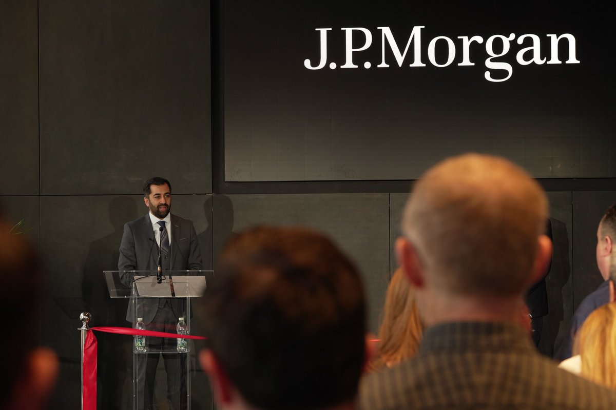 First Minster @HumzaYousaf helped open @jpmorgan’s new Glasgow office. The company employs 2,600 people in the city, and the renewed commitment acknowledges Scotland’s skilled workforce and reputation as a centre of excellence for finance and technology.