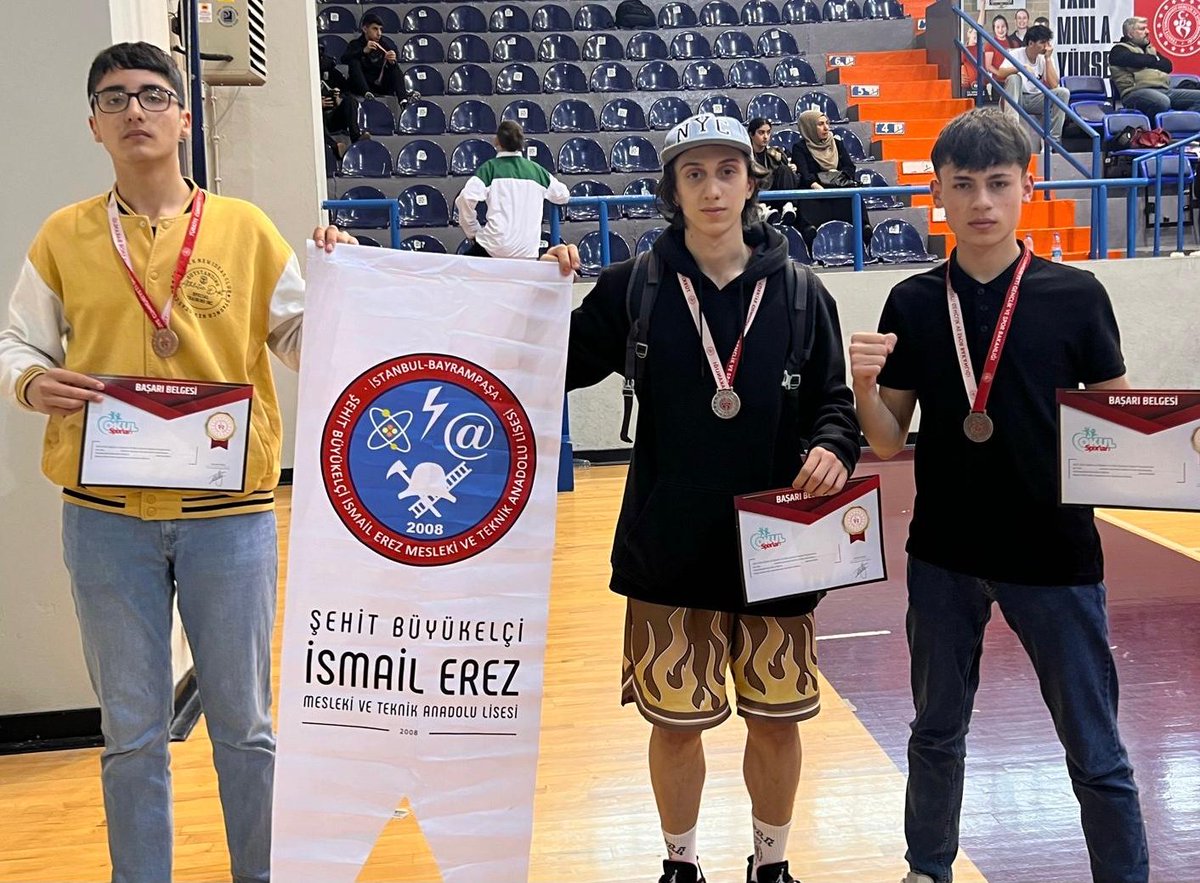 Öğrencilerimiz İstanbul Liselerarası Boks müsabakalarında okulumuzu başarı ile temsil etmişlerdir.

Talha Yasin ŞEN 60kgda 2.
Baran ÖZMEN 80kgda 3.
Kerem Burak AYGÜN 54kgda 3. olmuşlardır.
Öğrencilerimizi kutluyor, emeği geçenlere teşekkür ederiz.

<a href="/KocakCemalettin/">Cemalettin Koçak</a>
<a href="/MemBayrampasa/">Bayrampaşa İlçe Milli Eğitim Müdürlüğü</a>