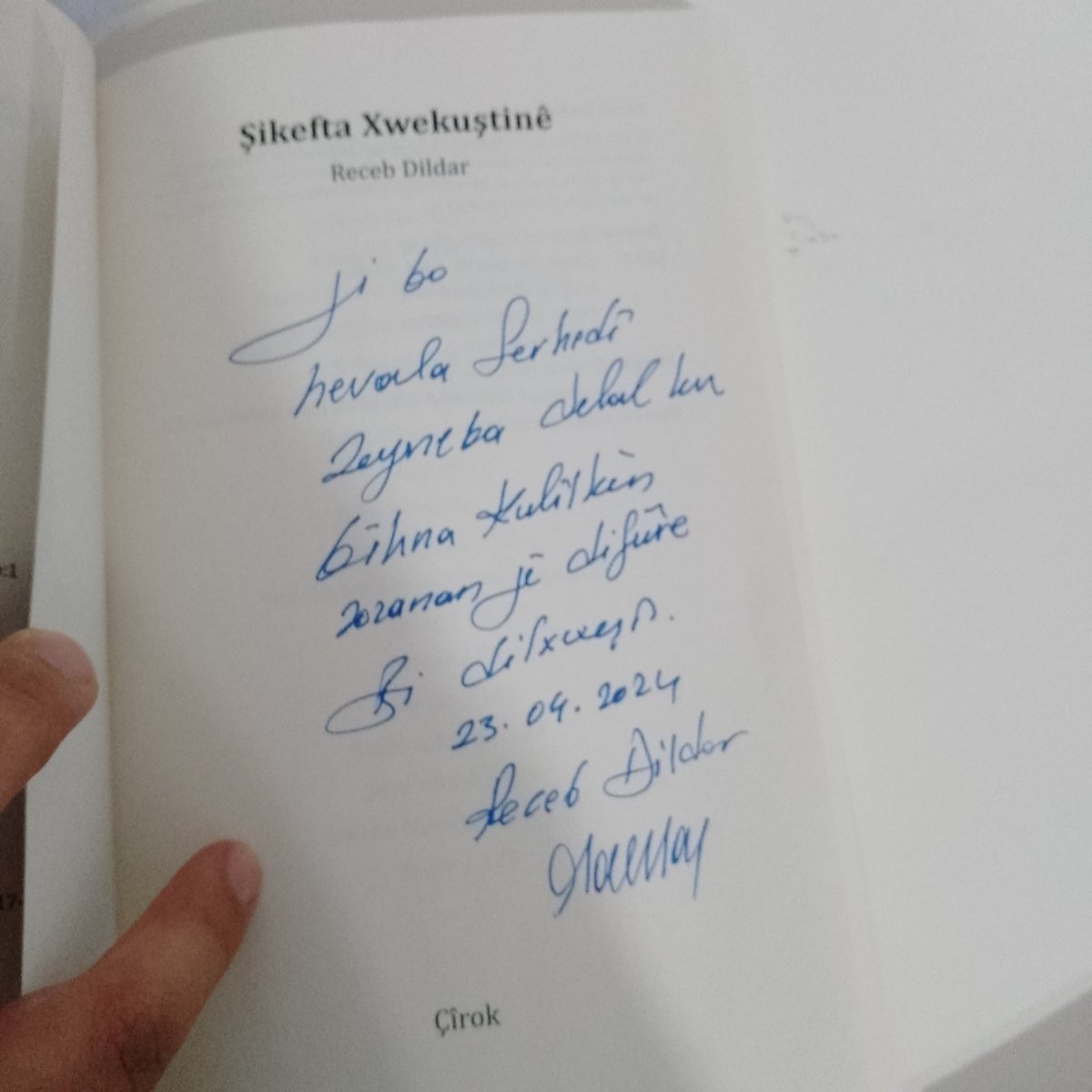 Mamoste @recebdildar îro standa pirtûka kurdi, pirtûka îmza dikir. Le nizanim çima navê min di pirtûka yek e da xistiye Zeynep 😅 Spas Mamoste 🌹☀️☀️