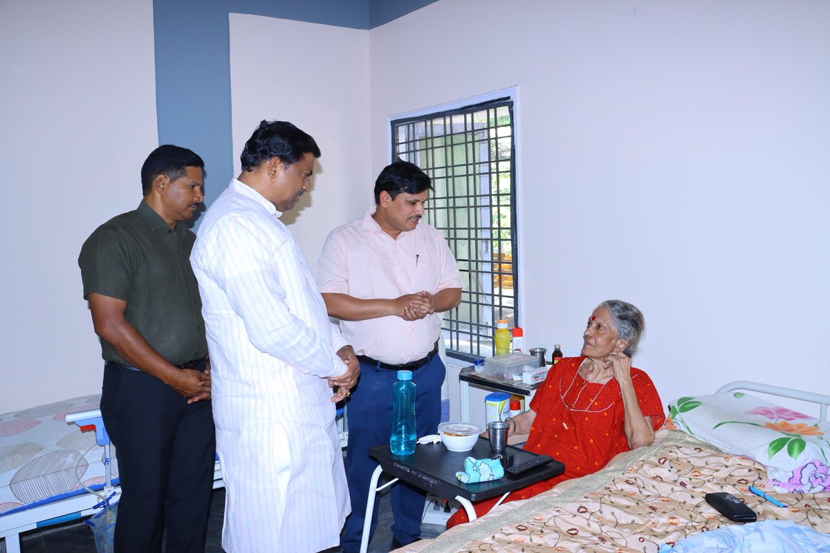 आज हैदराबाद के खरखाना, सिकंदराबाद में RK फाउंडेशन द्वारा संचालित स्वास्थ्य देखभाल केंद्र का दौरा किया और वहां विभिन्न चिकित्सा सेवाएं प्राप्त कर रहे लोगों का कुशलक्षेम जाना।