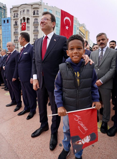 Günün Özeti...!!!
➖Atatürk #23Nisan'ı Türk Çocuklarına armağan etti.✅
➖AKP ve TRT 23 Nisan'ı Filistin'e hediye etti.❎
➖CHP'li İmamoğlu onlarca Türk çocuğu dururken siyahi bir çocukla poz verdi.❎

🇹🇷Türk Çocukları bunu unutmayacak...🇹🇷
#23NisanCocukBayrami