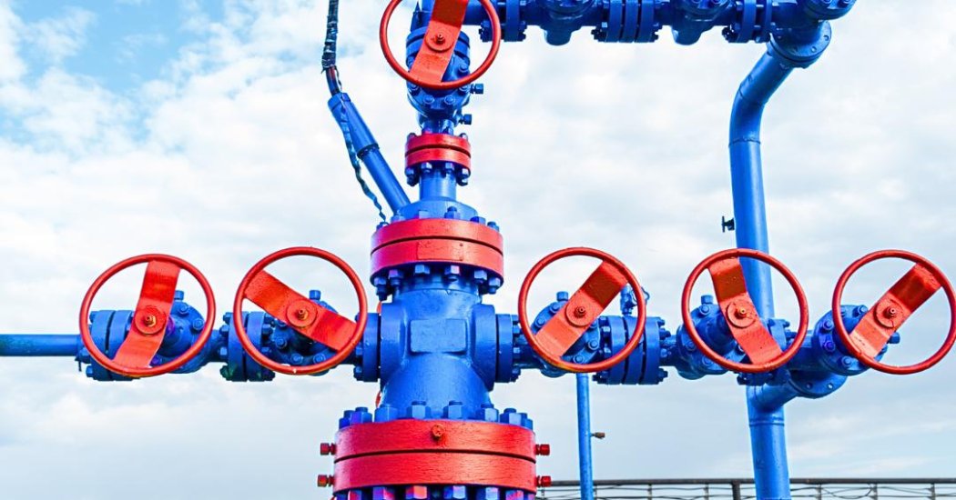 EmpoweringPumps's tweet image. What sets apart a #Wellhead from a Christmas Tree in the #OilAndGas industry? Despite often used interchangeably, they're distinct equipment crucial for production. Learn their roles and differences: bit.ly/4d0VQS9 #Production #Drilling #Equipment @EGCEnterprises