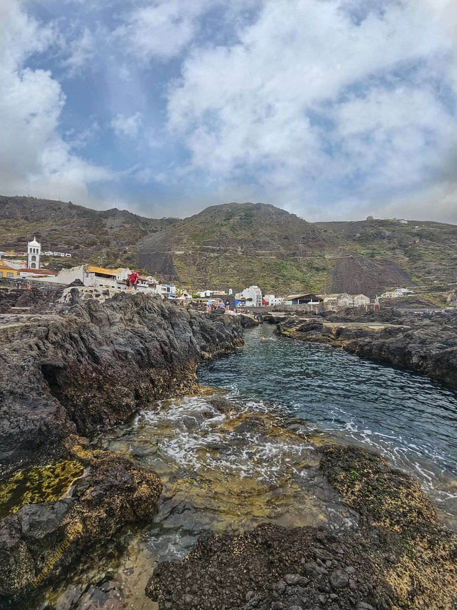 GARACHICO......TENERIFE. *'Sumérgete en las aguas cristalinas de El Caletón y déjate llevar por la magia de la lava solidificada. En abril, el sol acaricia las rocas volcánicas, creando un oasis natural donde puedes relajarte .