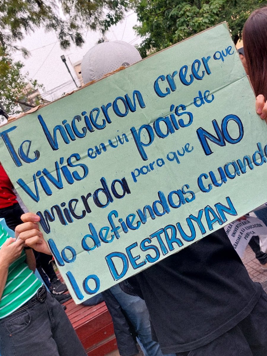 Saabri_Coronel's tweet photo. La Educación Pública se defiende!
 #MarchaUniversitaria https://t.co/FCnFRrvRhJ