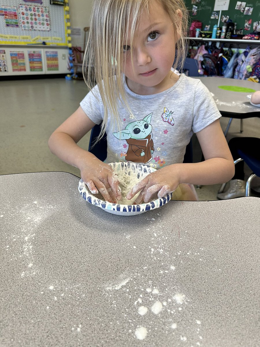 jarmstrong1720's tweet photo. Making Dino Eggs π¦π₯ #preschool #dinos #science #koalaclass https://t.co/lvxVKqhqW2