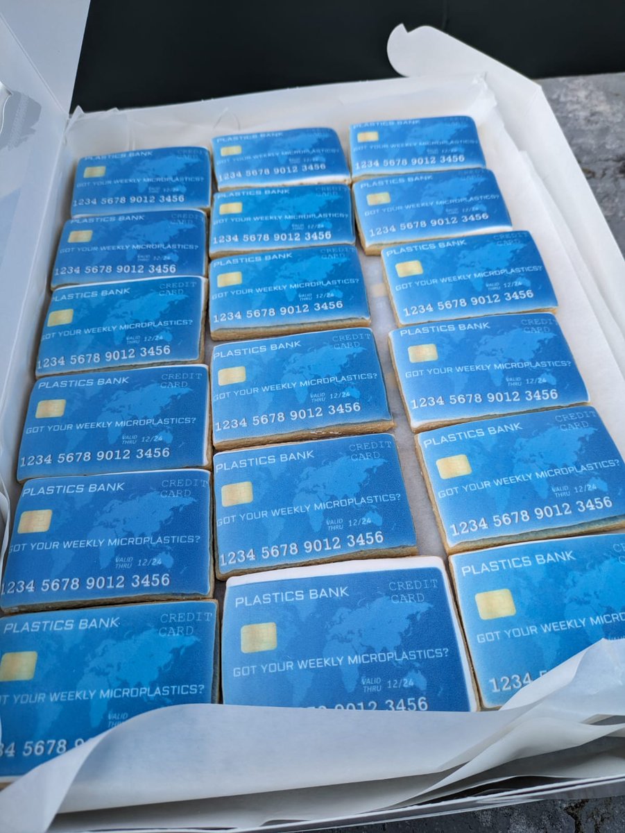 Gallifrey001's tweet photo. GOT YOUR WEEKLY #MICROPLASTICS? Today we distributed hundreds of #PlasticCookies to negotiators of #GlobalPlasticsTreaty to end #PlasticPollution. We all "eat" up to 2,000 microplastics every week #INC4 @brkfreeplastic @RECYCLEHAWAII https://t.co/OLqM0GwMwF