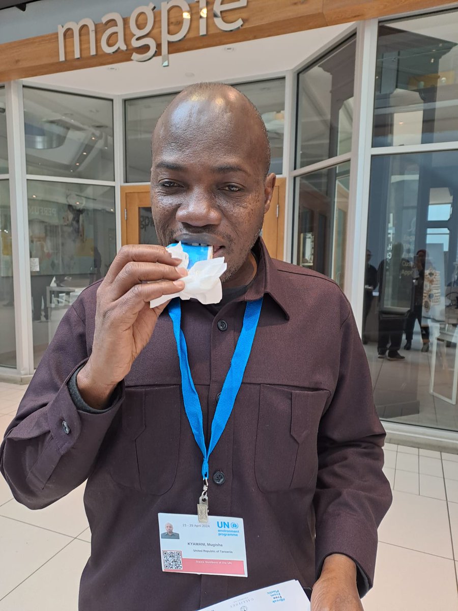 Gallifrey001's tweet photo. GOT YOUR WEEKLY #MICROPLASTICS? Today we distributed hundreds of #PlasticCookies to negotiators of #GlobalPlasticsTreaty to end #PlasticPollution. We all "eat" up to 2,000 microplastics every week #INC4 @brkfreeplastic @RECYCLEHAWAII https://t.co/OLqM0GwMwF