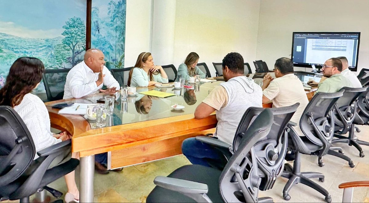 Nos reunimos con parte del equipo de gobierno de @AlcaldiaElBagre, con el fin de articularnos y realizar un adecuado manejo de los residuos sólidos en el municipio ♻️. Recuerda, cada acción suma en el cuidado de los recursos naturales de la región 🌏🐒🐦‍⬛💦.