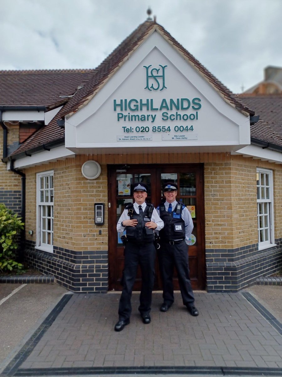 @MPSCranbrook and @MPSValentines attended Highlands primary school today and received a warm welcome from staff and the children who asked some great questions! future police officers in the making, and thank you for the card. @MPSRedbridge