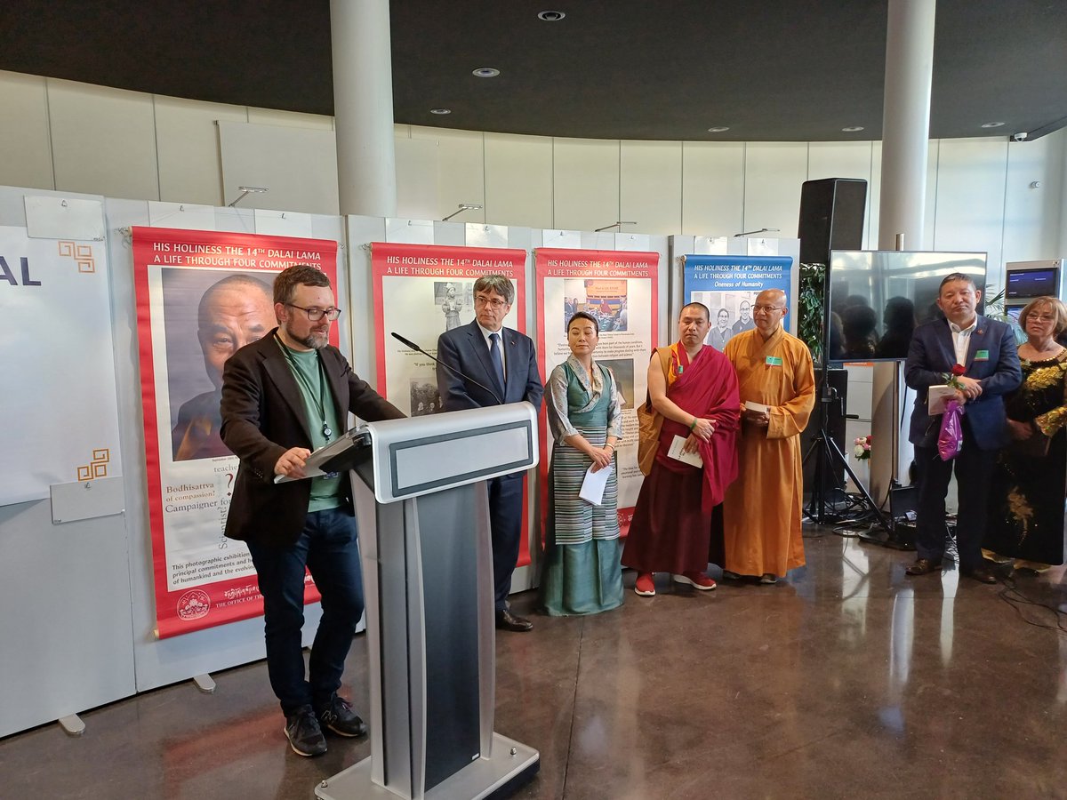 El MHP @KRLS en els darrers dies com a eurodiputat organitza una exposició al Parlament Europeu en honor al Dalai Lama i en suport dels drets del poble tibetà. L'acompanya l'eurodiputat txec @vonpecka, bon amic del Tibet, així com representants del govern tibetà a l'exili.