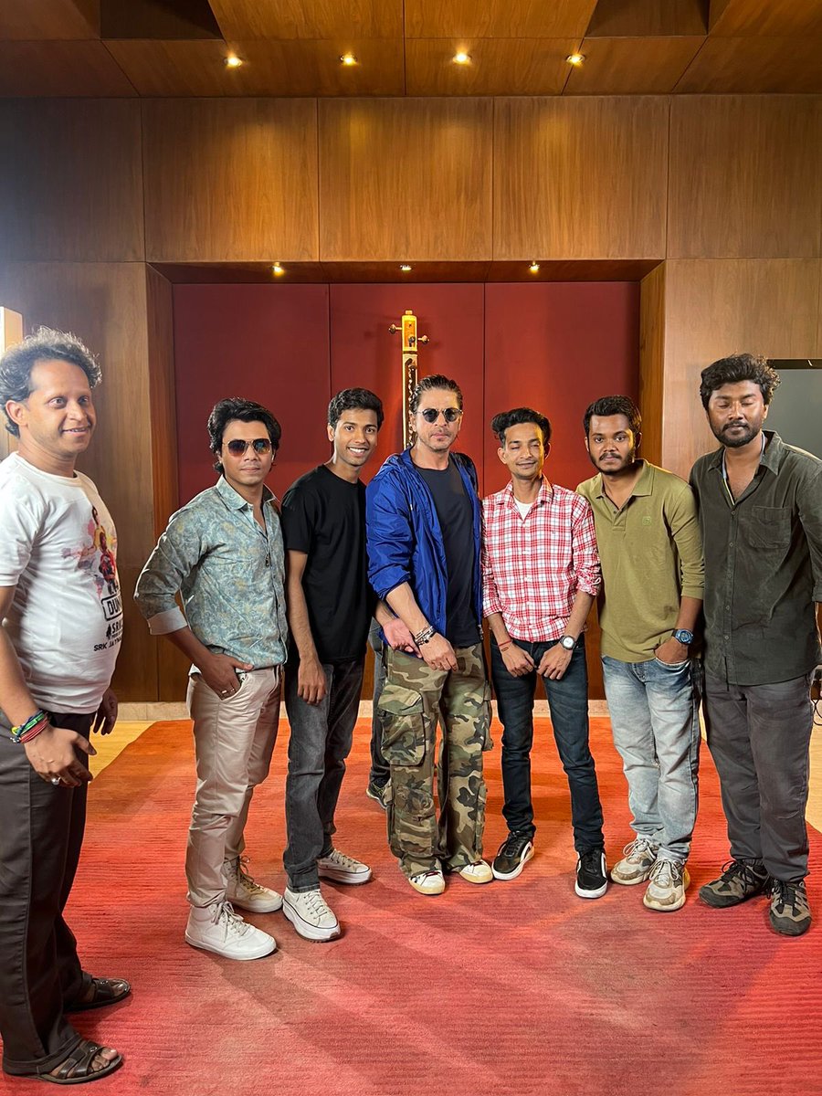 SRKCHENNAIFC's tweet photo. Our team #SRKCFC members met our Idol King 👑 Khan last week in Kolkata.

Thank you 🙏 so much sir for taking your precious time for us and meeting us. 

We 💜🫶🏻 you so much!! 

#ShahRukhKhan𓀠 @iamsrk @KKRiders @bindadey @GautamGambhir https://t.co/HgoeEbDSnX