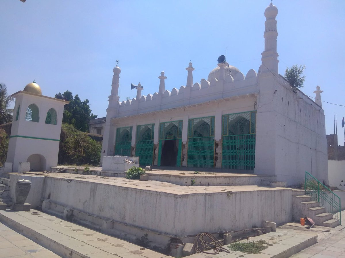 jafarkansari's tweet photo. Historical Jamia Masjid, Aland town. Within its premises towards south, graveyard of Quazi family is located, in which tomb of Hazrat Syed Abdul Waheed Tirmzi, I royal appointed Quazi of Aland Pargana is located. Traditionally, The Quazi of Aland is Muttawali Care-taker of it https://t.co/fBJYo3Zqqo