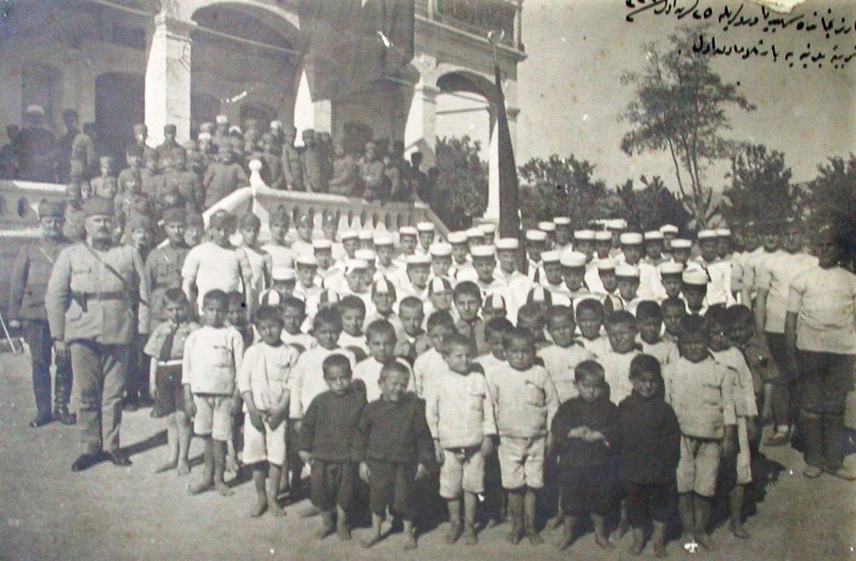 Kazım Karabekir Paşa daha Cumhuriyet ilan edilmeden önce Erzincan'da sokaklardan topladığı şehid çocuklarıyla çocuk bayramı kutluyor. 
23 Nisan