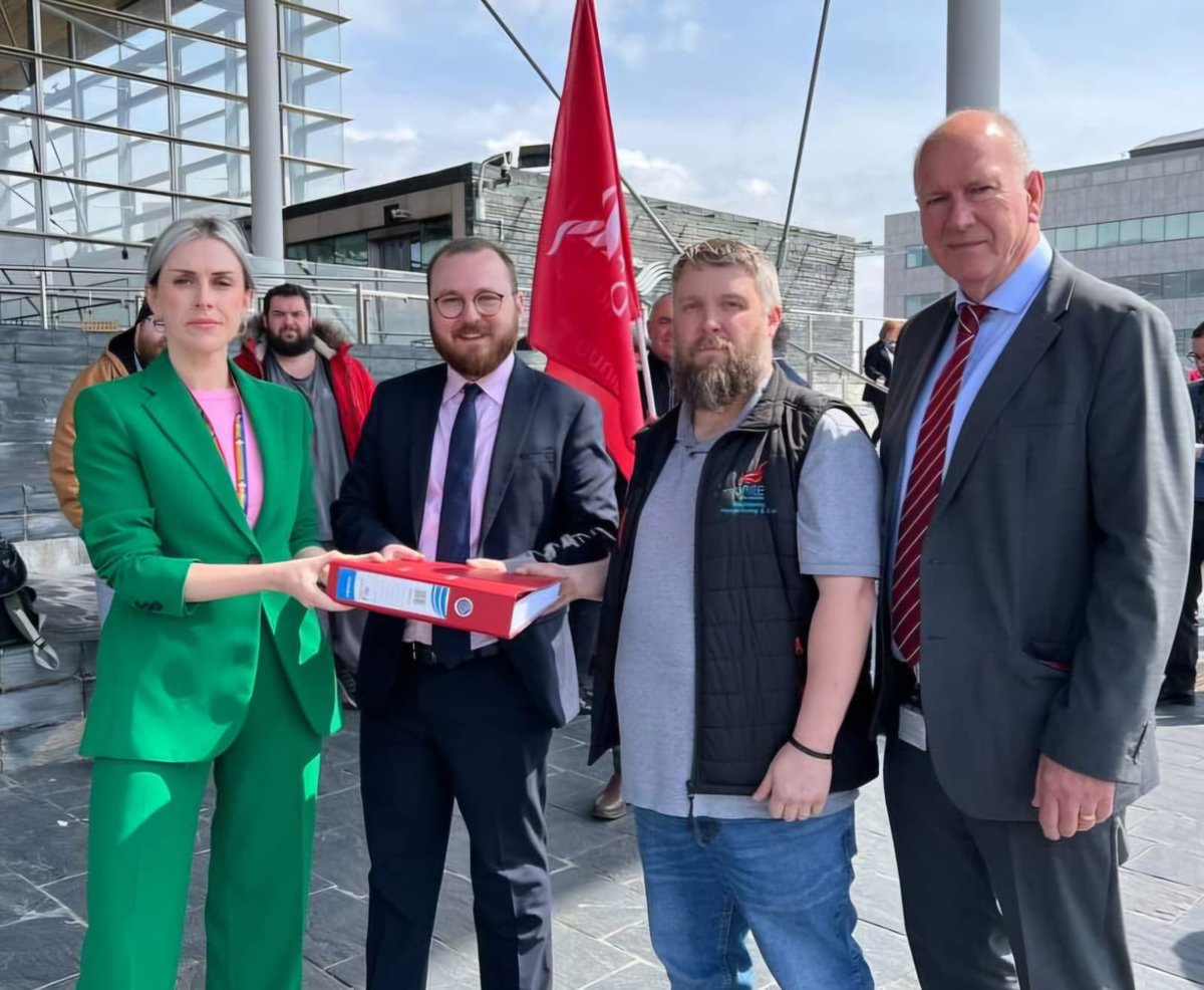 Pleased to accept @unitetheunion #SupportUKSteel petition at our Senedd today, along with my @UniteWales MS Group co-Chair @JackSargeantAM & @DavidReesMS. Vital that we support our #Tata Steel workforce and all those across Wales as they fight for their jobs and our future ✊