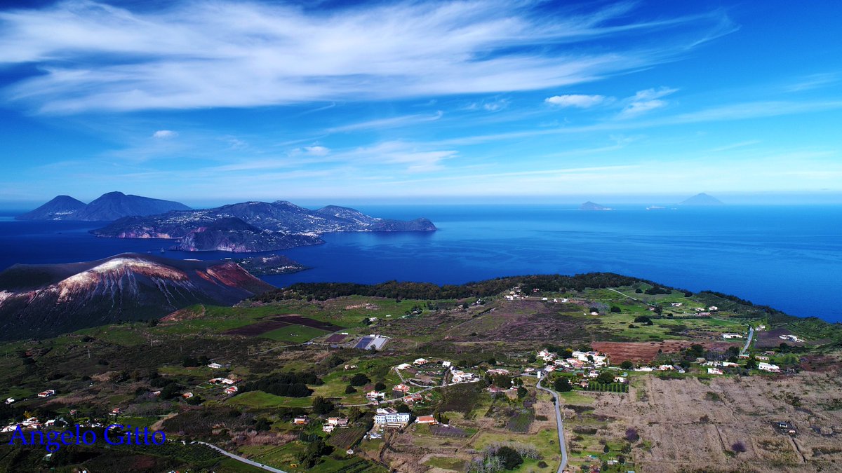 Foto aerea mozzafiato dal paese di Vulcano Piano, Isola di #Vulcano. ---------------------------------------------------------- Breathtaking aerial photo from the village of Vulcano Piano, #Vulcano Island.