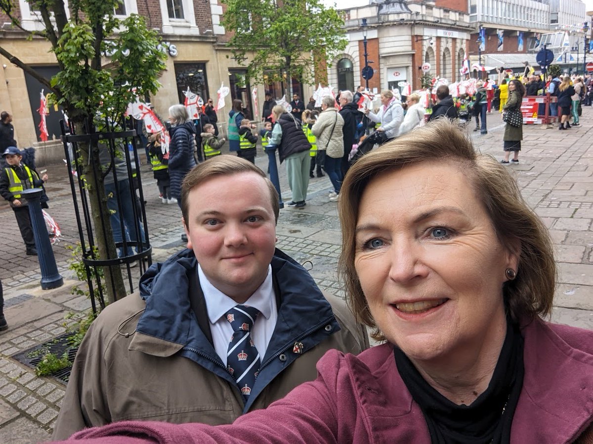 Cry 'God for England, and Saint George!' - Happy #StGeorgesDay from #Gravesend, where thanks to @cohesionplus, hundreds of school children had the opportunity to parade in celebration of St George 🏴󠁧󠁢󠁥󠁮󠁧󠁿

Great to be joined by @Kent_cc Cabinet Member @clairbell_