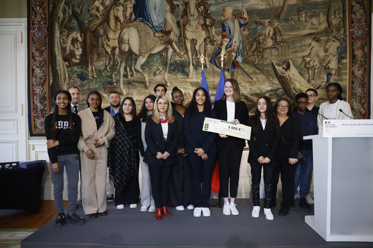 👀 Attribué par les élèves de 18 classes de défense, le Prix jeunesse récompense Aurore d'Hondt pour 'Ginette Kolinka - récit d'une rescapée d'Auschwitz-Birkenau'. Cet ouvrage est né d'une rencontre avec Ginette Kolinka suite à l'un de ses témoignages dans une école.