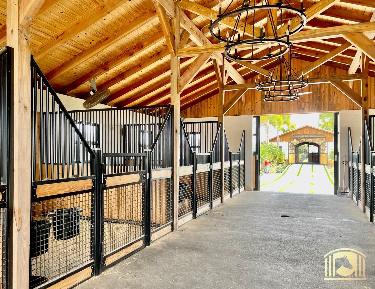 This barn is built with elegance, safety, and function in mind ✨ The all-mesh Stall Fronts allow for ample airflow in a humid Florida climate – but also promote visibility. This is then combined with Half-Grilled Partitions, Barn Entry Doors, and Glass Dutch Doors 🏇