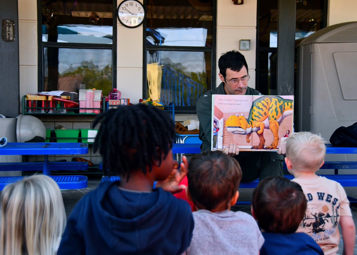 NAS Whiting Field Commanding Officer, Capt. Paul Flores, stopped by the  NAS Whiting Field MWR Child Development Center today to spend some time with the kids and read a couple of his favorite books aloud for them.
#monthofthemilitarychild #childdevelopmentcenter #readmorebooks