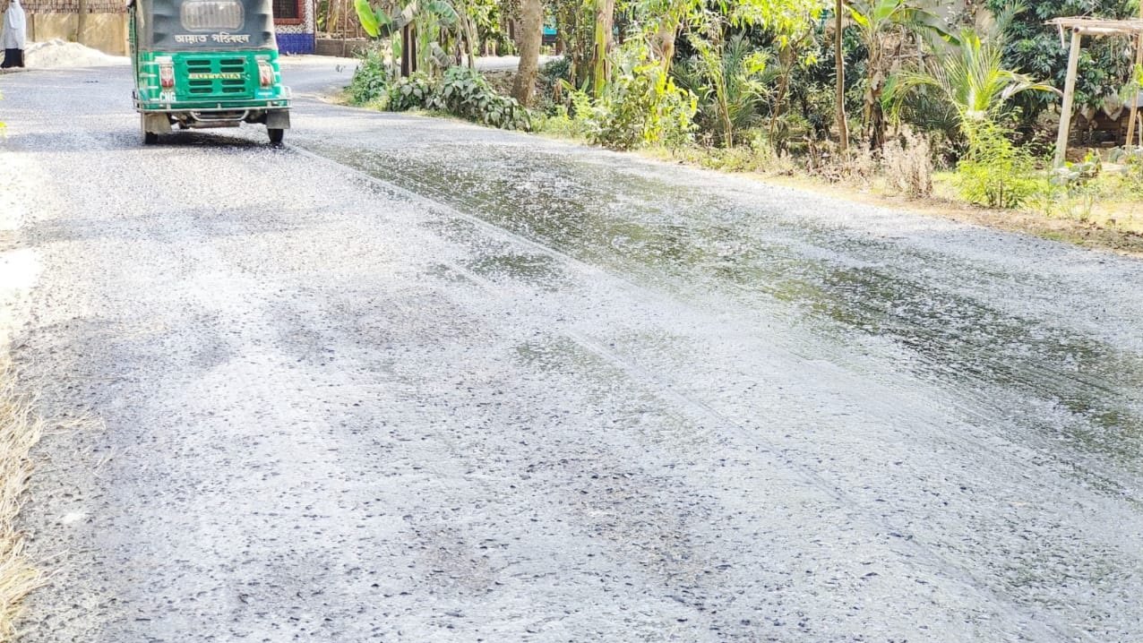 কালিয়াকৈরে প্রচন্ড গরমে জনজীবন অতিষ্ট, গলে যাচ্ছে সড়কের বিটুমিন