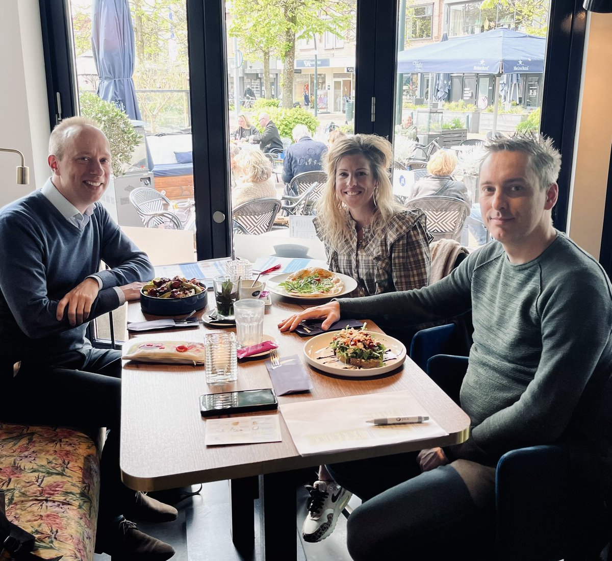 MaritaEskes's tweet photo. 👩🎓Een enorm leerzame middag! @Onderwijsgek en ik gingen in gesprek met @tjip over (de complexiteit van) #verandermanagement. Naar aanleiding van twee artikelen én enorm veel kennis van Tjip over dit onderwerp, namen we ons vak met elkaar kritisch onder de loep. #studeren #leren https://t.co/dHDB52EWiU