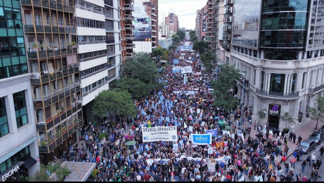 ArrepentidosLLA's tweet photo. Impactante la marcha en Córdoba. Se metieron con la educación, ya no son el 56% y mucho menos tienen el apoyo de los jóvenes https://t.co/q7mSQDs3d4