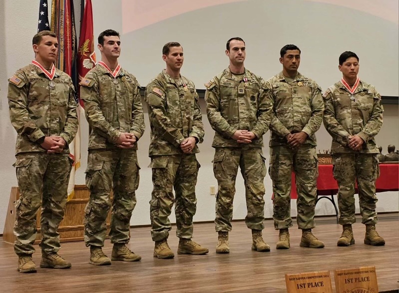 WSRAirport's tweet image. Carola Prewett from our WSRA team was able to stop by today's Best Sapper Competition Awards Ceremony and grab a picture with this year's winners: Team 21 from Fort Campbell, KY! Congrats to the winners and all who competed!
#FLWRegion #FortLeonardWood #BestSapper #ArmyEngineers