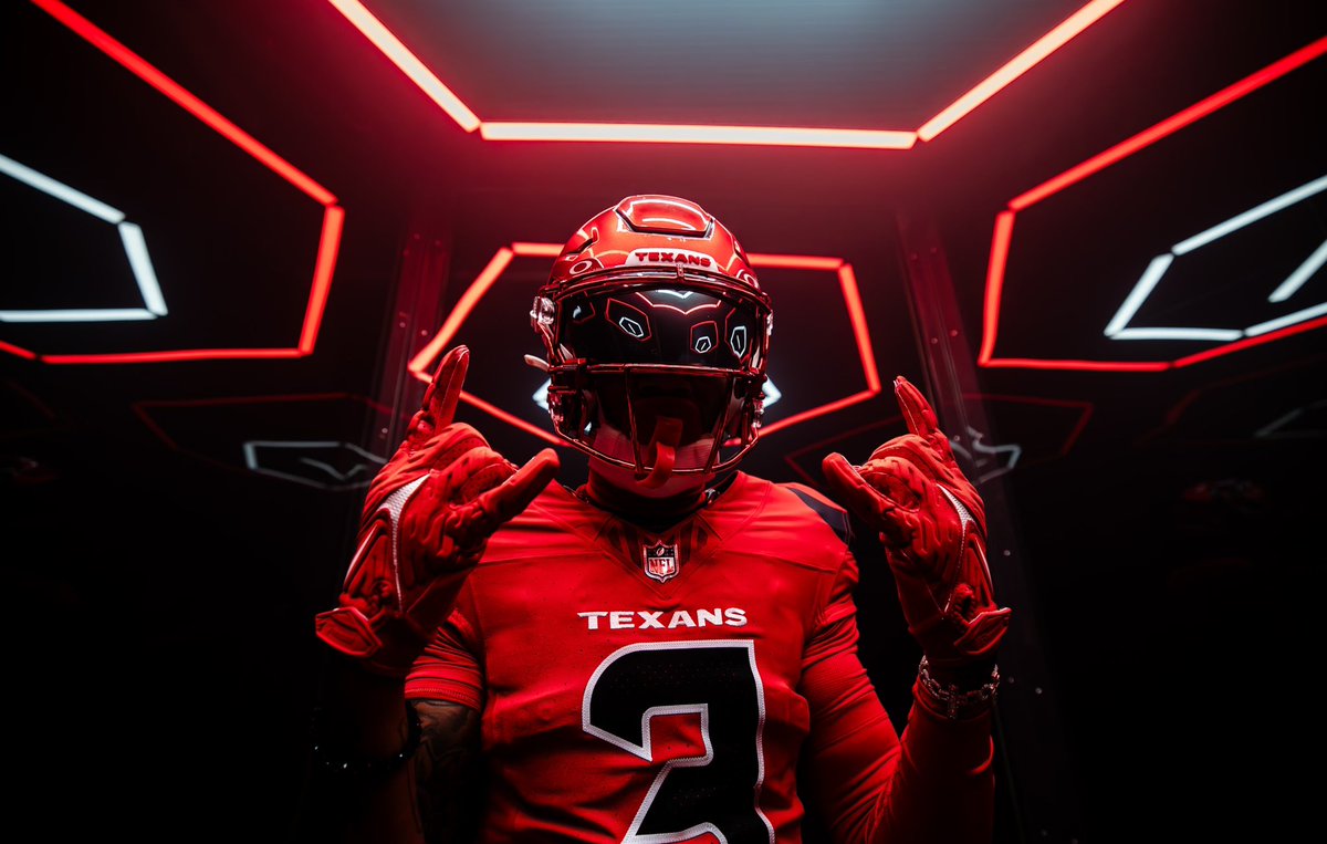 AdamSchefter's tweet photo. A look at the Texans’ new uniforms, the first time they have changed them since they came into the league in 2002: https://t.co/y0bCDcclyd