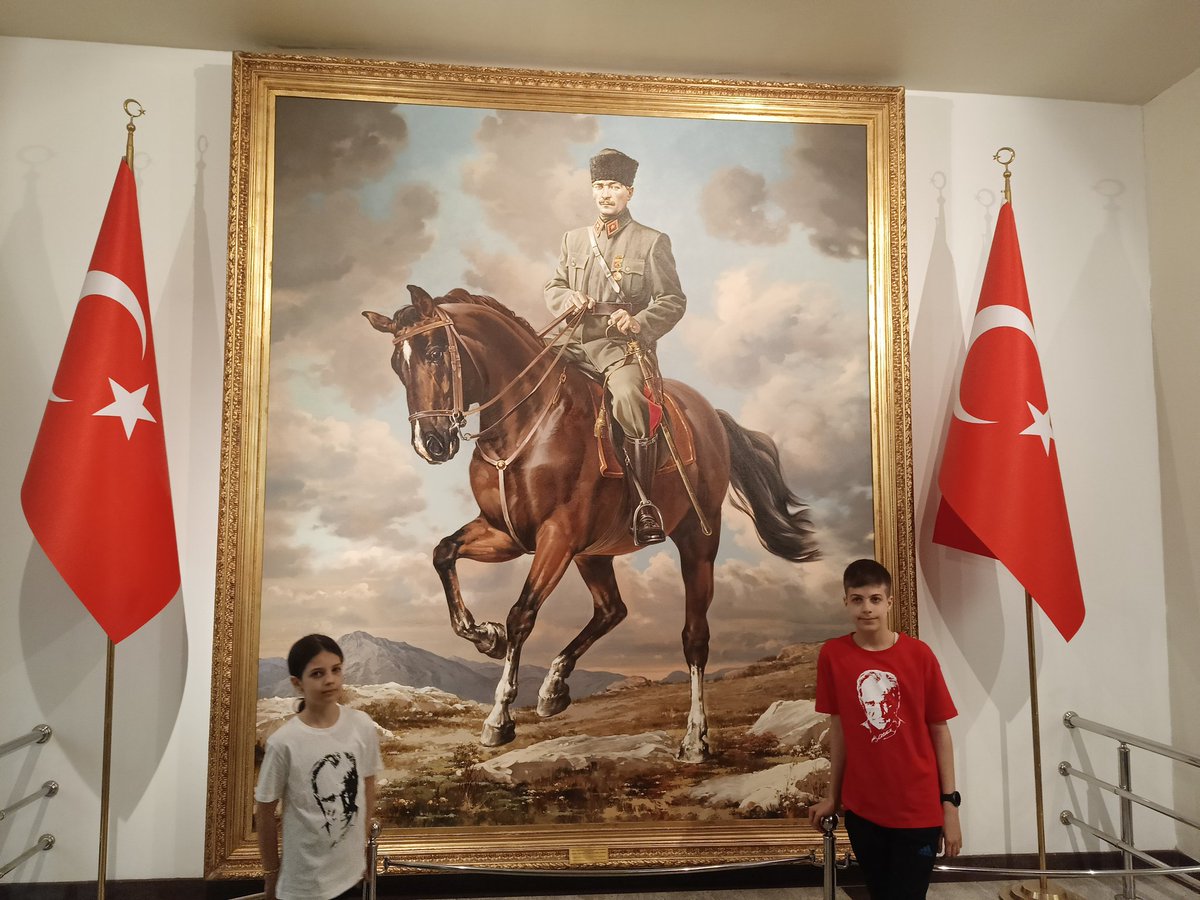 mert1605's tweet photo. Yurtdisinda olan Mert ve Yağmur un 23 Nisan dan önce çekilen ve en sevdikleri fotograf #isyanvar https://t.co/1BdffQzXbi