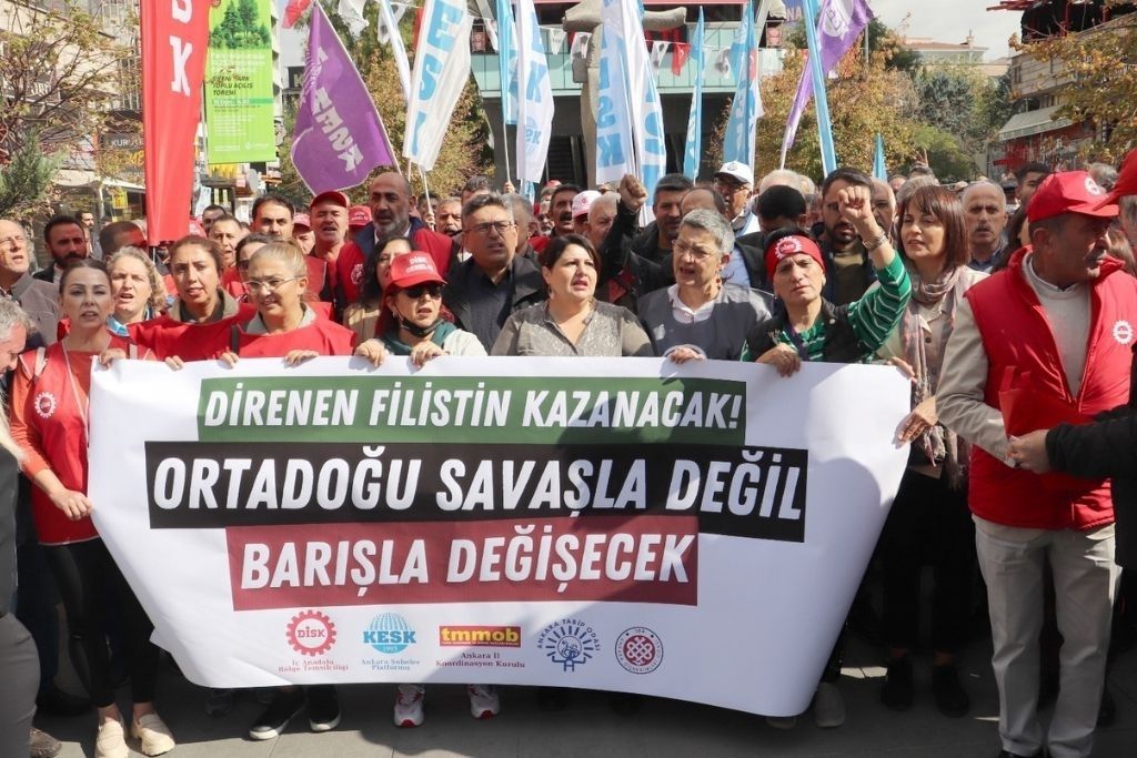 ttborgtr's tweet photo. Yaşamı Savunuyoruz!

"Biz hekimler, mesleğimizin onurundan ve önlüğümüzün beyazından aldığımız güçle vurguluyoruz:

Savaş, insan eliyle yaratılan bir halk sağlığı sorunudur.

Yaşatmaya ant içmiş bir mesleğin mensupları olarak, yaşamı savunmayı, barış iklimine sahip çıkmayı birincil görevimiz olarak addediyoruz.

Adil, demokratik, eşitlikçi, özgür ve barışçıl bir yaşam kurmak için;

Savaşa hayır, barış hemen şimdi!"

👇
https://t.co/moULjNpadB