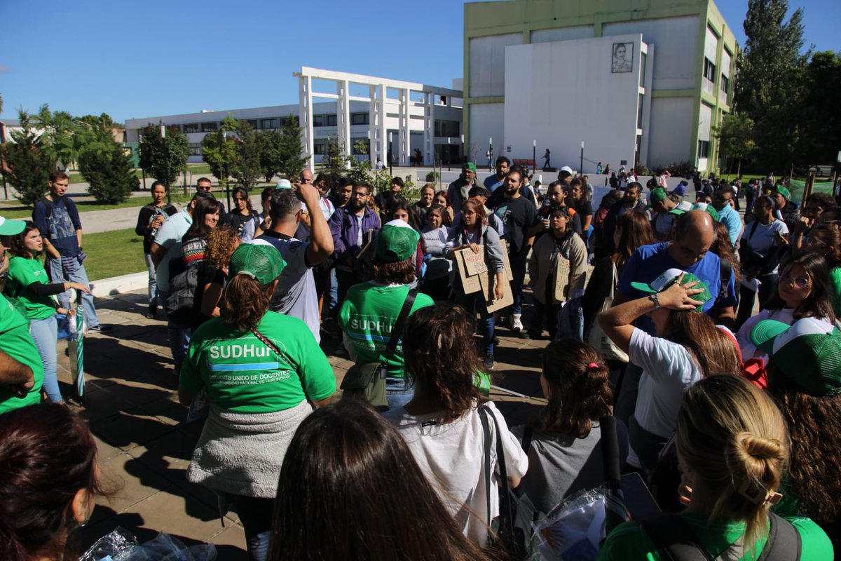 unahurlingham's tweet photo. #MarchaFederalUniversitaria 

61 Universidades Nacionales 
6 Universidades Provinciales 
6 Institutos Universitarios 

Estudiantes, docentes, Nodocentes y graduados.

Nos vemos en la plaza https://t.co/AvOgQAp4DG