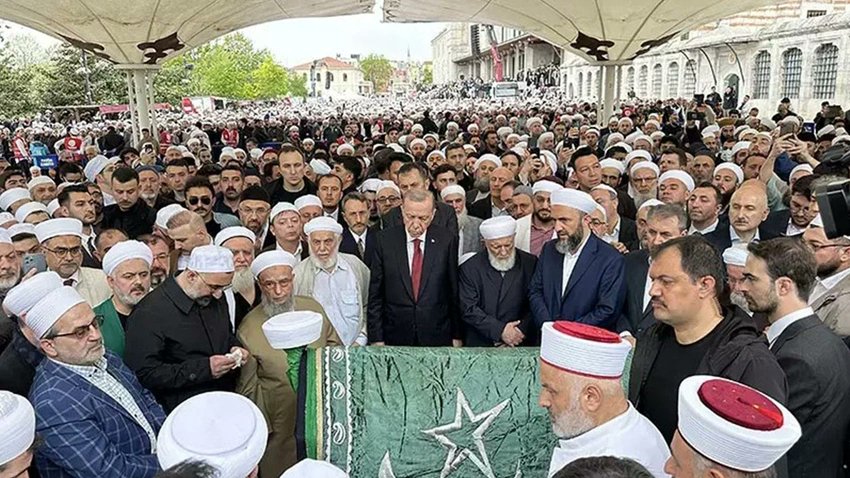 Cumhurbaşkanı Erdoğan, İsmailağa Cemaati lideri Hasan Kılıç'ın cenaze törenine katıldı - Yerelin Gündemi yerelingundemi.com/gundem/168743/…