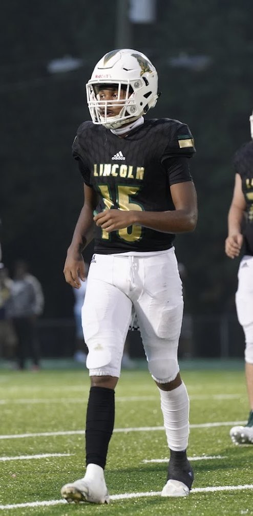 THE top signal caller in this area. Reminds you of former Trojan, and current  @TerpsFootball standout @perryfisher16 @SimsChristian15  #RecruitLincoln @Linc_TrojansFB #DualThreat