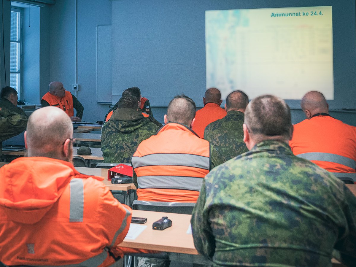 Maasotakoulun Tykistökoulun ampumaharjoituksen toinen päivä Niinisalossa on pulkassa. Varopuhuttelussa käytiin läpi seuraavan päivän varotekniset toimenpiteet kuten vartiointi ja puomit sekä pelastustoiminta. #maavoimat #maask #tykkah124 #koulkesk