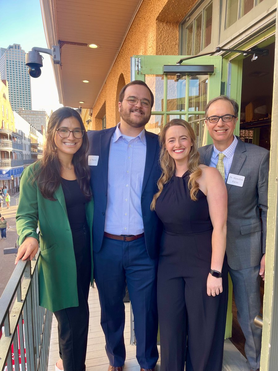 rebeccamaitski's tweet photo. A great night celebrating our amazing teachers and mentors at our Aesculapian Society banquet 🩺👩🏻‍⚕️ https://t.co/aS4m4cdMuJ