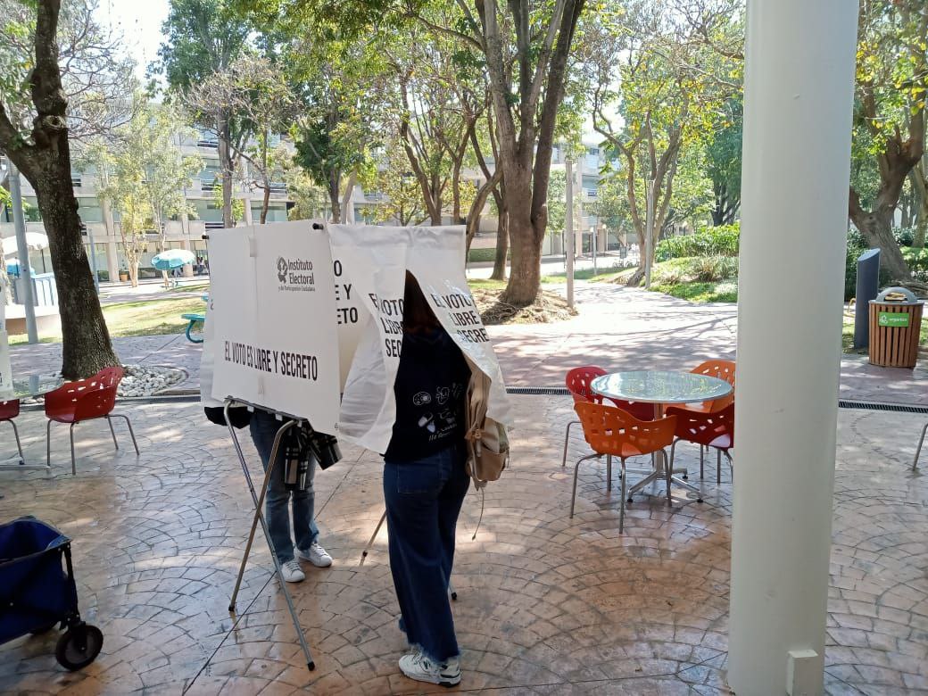 La democracia se fortalece ejerciendo el voto de todas y todos. 🚺🚹🗳️
Te compartimos las fotos de las elecciones universitarias que se llevaron a cabo en el @TECcampusGDL 📸

#TuVozEsElPoder #JaliscoVota2024 #IEPCesChido