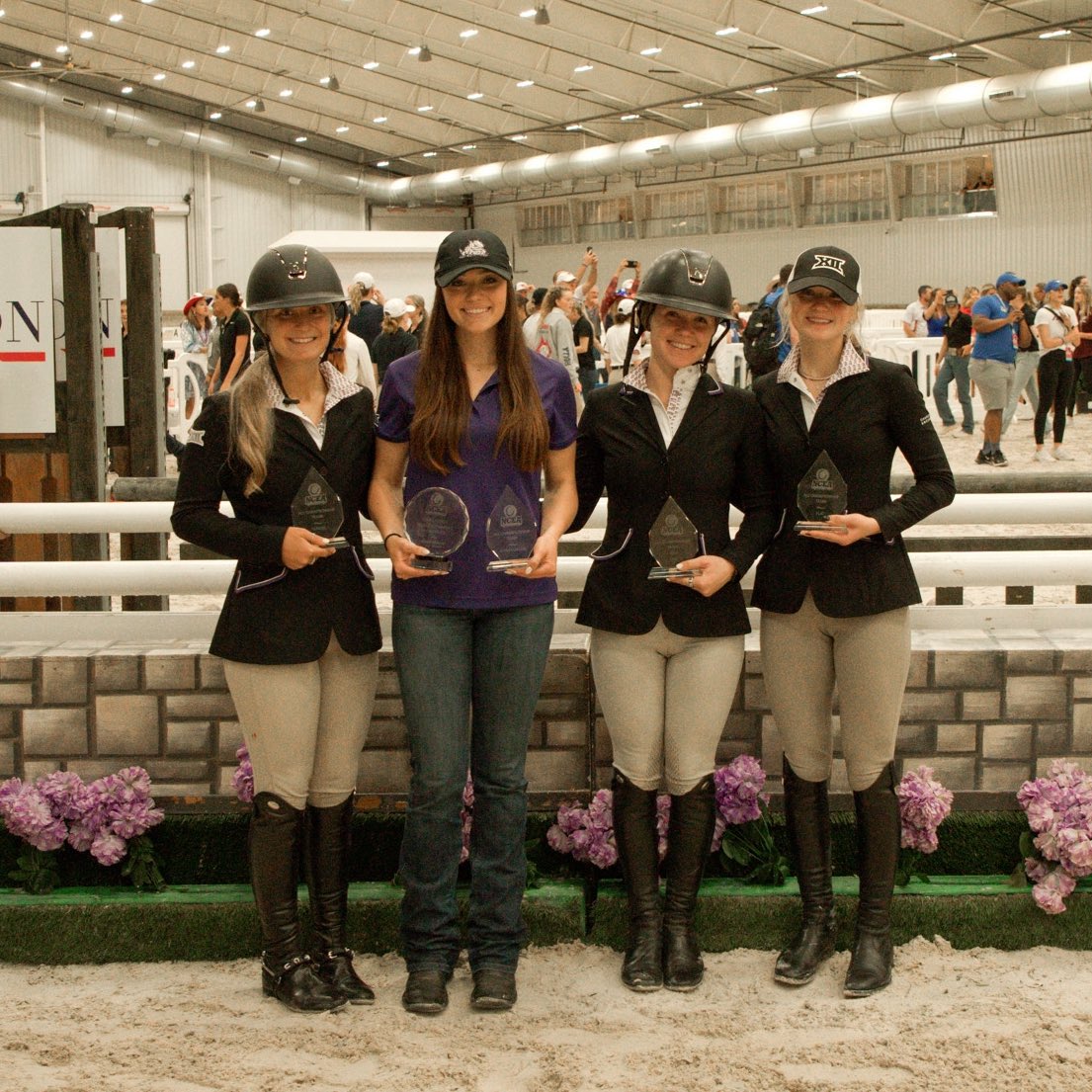 TCUWEquestrian's tweet photo. 𝘾𝙝𝙖𝙢𝙥𝙞𝙤𝙣𝙨𝙝𝙞𝙥 𝙁𝙧𝙤𝙜𝙨 🐸

Congratulations to these 4️⃣ for being selected to the NCEA All-Championship team!

• Jordyn Scelsa (Fences)
• Jessica McAllister (Horsemanship + Horsemanship MOP)
• Sydney Berube (Flat)
• Laurel Smith (Flat)

#GoFrogs x #1Family1Mission https://t.co/JBMpiile8l