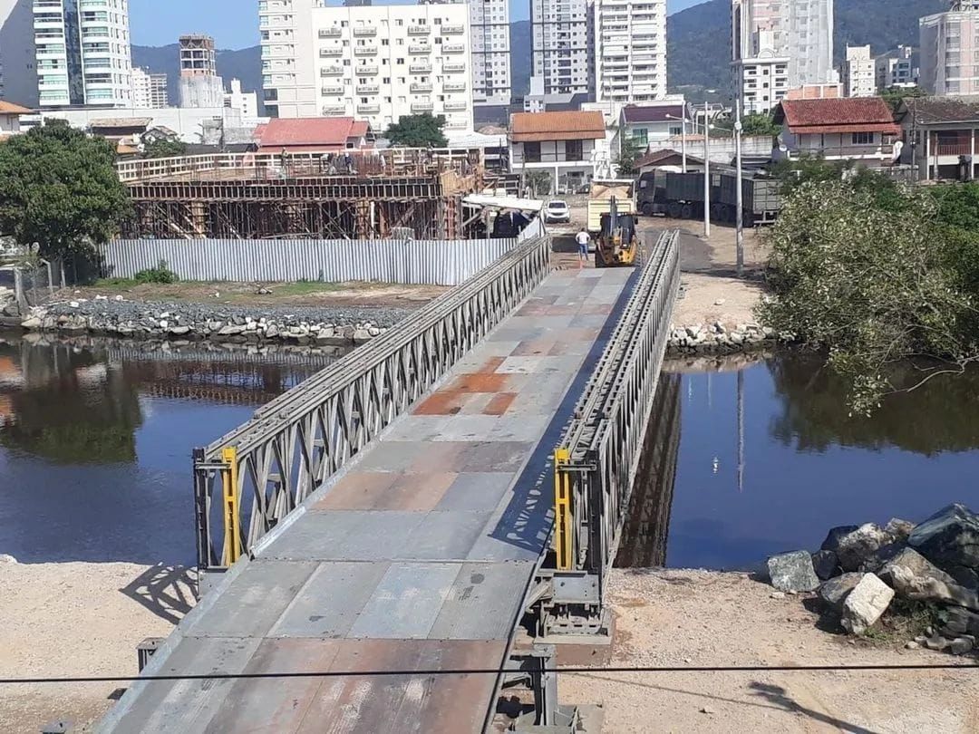 A ligação entre os municípios de Porto Belo e Itapema, em SC, foi retomada após o lançamento de uma ponte logística sobre o Rio Perequê. Cerca de 110 militares do 5º Batalhão de Engenharia de Combate Blindado, de Porto União/SC, participaram da ação.