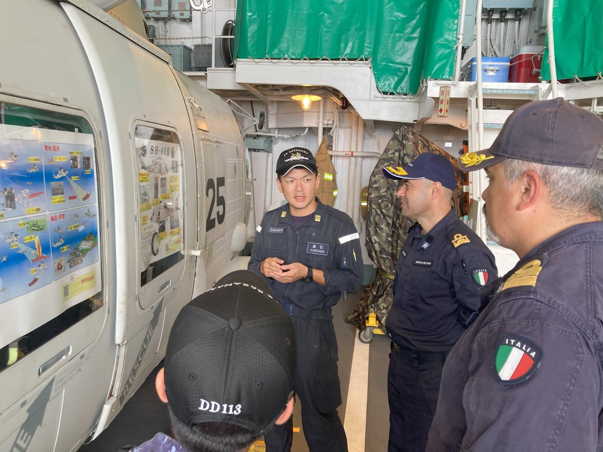 #OperationAtalanta Force Commander Rear Admiral Saladino and part of the crew from #EUNAVFOR ATALANTA flagship ITS #MARTINENGO visited the Japanese ship JS #SAZANAMI. JS #SAZANAMI is part of Combined Task Force 151 from @CMF_Bahrain and is focused on counter-piracy in the area.