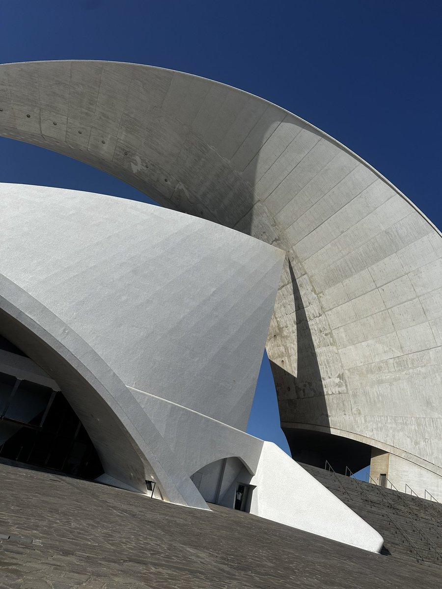 Uzun bir uçak yolculuğundan sonra, Atlantiğin ortasındaki Gran Kanarya adalarındayım, Tenerife şehrinde, -biraz Sdyney-Opera binasını andıran- harika “Tenerife-Auditorium”da bu akşam birazdan konserim, uzun turnenin de son konseri. Tenerife’de hava 30 derece, konser öncesi