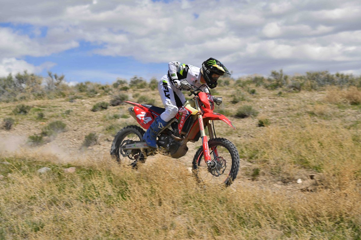 RideDunlop's tweet photo. Out at the Desert Devotional, @slr_honda’s @tylerlynn222 topped the @nhharacing podium, capturing the Pro class win!
📸 @kato.foto
#RideDunlop #RaceDunlop #DunlopFamily #NHHA #AT82 https://t.co/DjSji9jscC