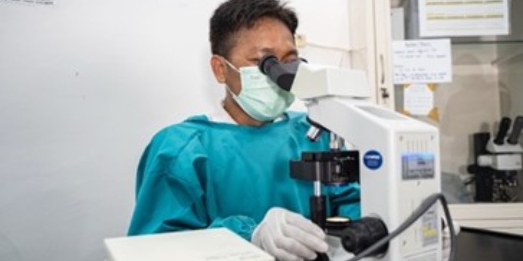 🔬Strong lab systems are essential to #beatNTDs. Learn how lab technician Arief Rakhman is supporting Indonesia's efforts to eliminate NTDs – from sample collection in remote communities to processing in the lab rti.org/insights/indon… #WorldLaboratoryDay