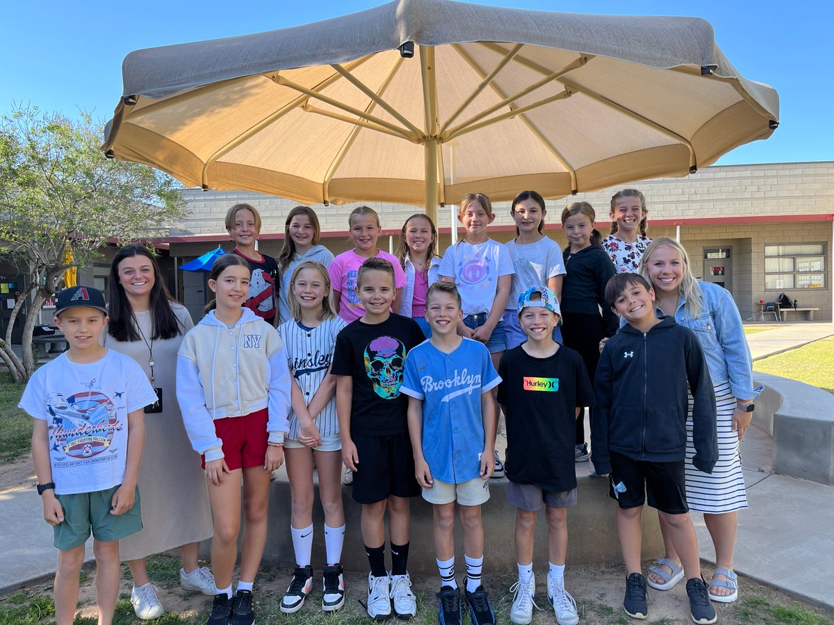 It's Student Leadership Week.  From food drives and kindness countdowns to spirit days, this bunch makes our school a better place to be! Thank you Miss O'Donnell and Miss Degrote for all you do with our student council.
#GrowWithSUSD