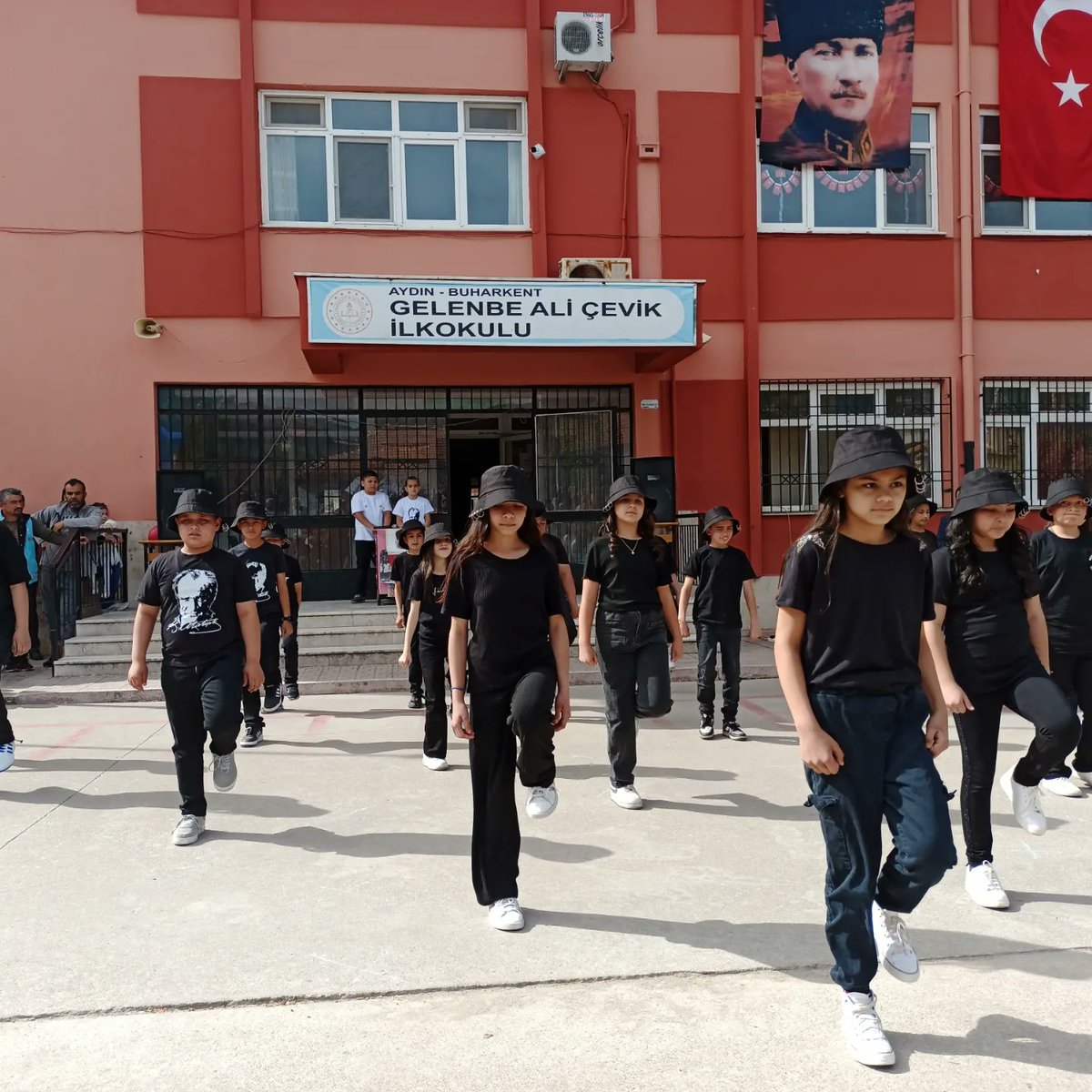 GelenbeO's tweet photo. Geleceğimizin teminatı olan çocuklarımıza armağan edilen tek bayram olan 23 Nisan Ulusal Egemenlik ve Çocuk Bayramını coşkuyla kutladık. https://t.co/Qshb8Ihc2s