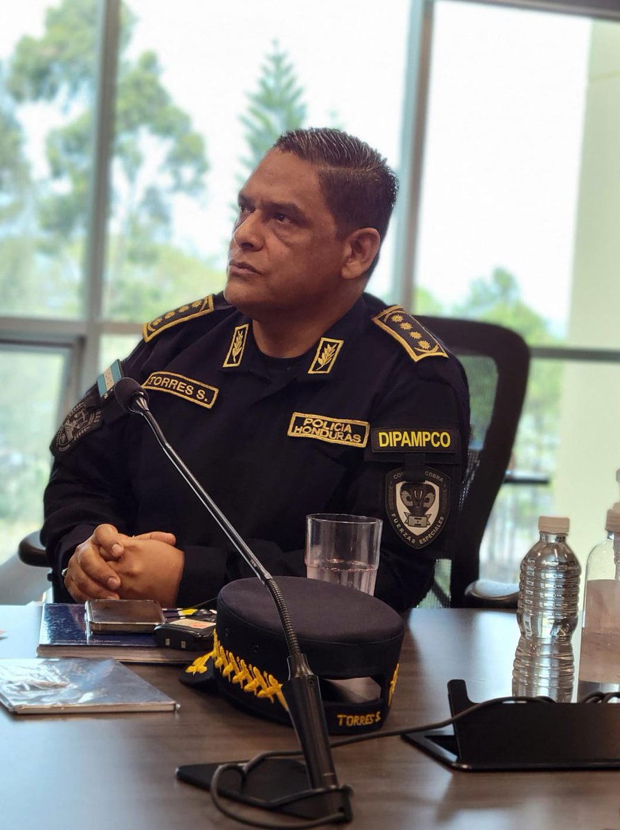 ¡EN EL COMPLEJO POLICIAL SE LLEVA A CABO IMPORTANTE REUNIÓN DE CIERRE DE PROGRAMA DE COSUDE / DCAF, ASESORÍA POLICIAL!

#FortalecimientoInstitucional 👮🏻‍♂️👮🏻

<a href="/MartinezMadrid_/">Miguel Martinez Madrid</a> <a href="/hegusave/">Gustavo Sanchez Velasquez</a>  <a href="/SSEGURIDADHN/">Secretaría de Seguridad Honduras</a> <a href="/Canal8_hn/">Canal 8 (ARCHIVADO)</a>