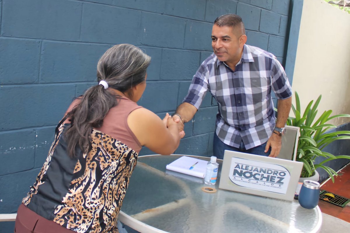 Alejandr0Nochez's tweet photo. 📍 #Ayutuxtepeque
Este martes he tenido la oportunidad de recibir en el Despacho Municipal a los habitantes de las diferentes colonias y comunidades del municipio 🫱🏻🫲🏾, con el objetivo de escuchar sus inquietudes y problemas y buscar así una posible solución. https://t.co/mNqqnuydWM
