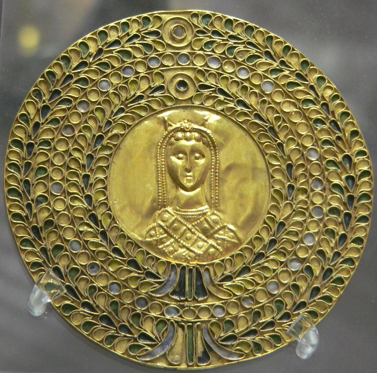 Medallion of #Roman #Empress, Licinia Eudoxia AD422–493, daughter of Eastern Roman Emperor Theodosius II & Aelia Eudocia. Her husbands were the Western Roman Emperors Valentinian III & Petronius Maximus, & later Huneric.  Their son Hilderic was king of the Vandals 523 to 530.