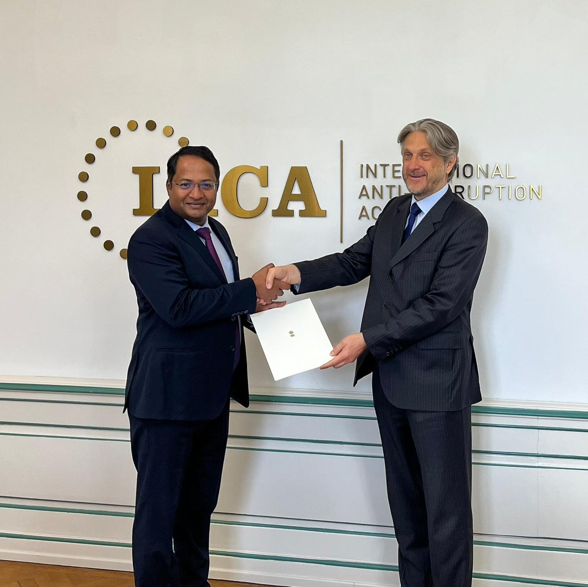 Ambassador @shambhukumaran presented his credentials as Permanent Representative of India to @IACA_Academy Officer-in-Charge Mr. Jaroslaw Pietrusiewicz in Laxenburg, Austria today. @IndianDiplomacy