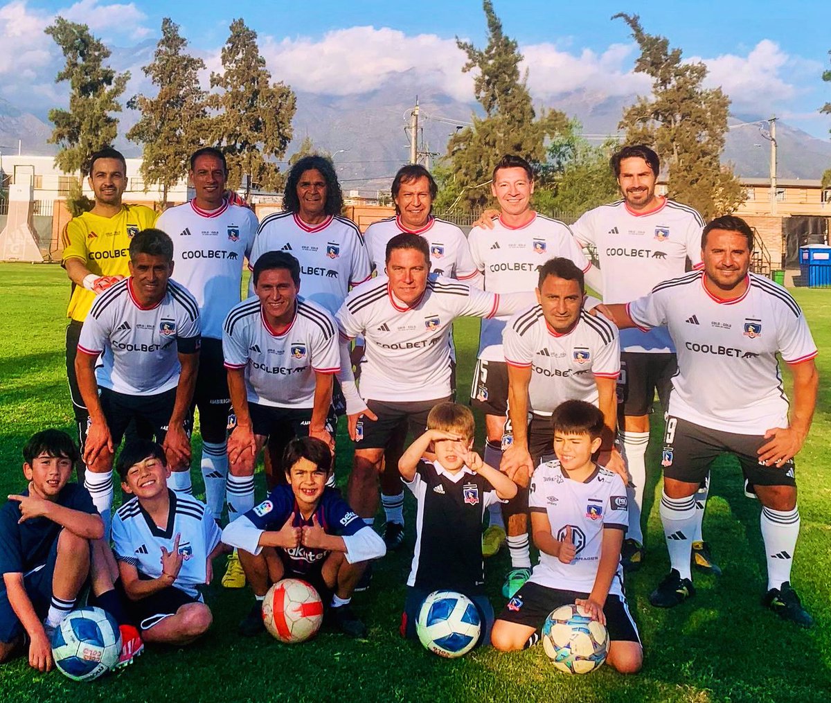 11mcaceresG's tweet photo. Coló casa Lunes en nuestra casa🏡. @ColoColo Todos los Tiempos 🖤🤍🖤🤍 @CSDColoColo https://t.co/OocEPiGxby
